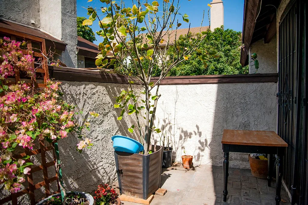 9555 Woodman Avenue Unit 6, Arleta, CA 91331