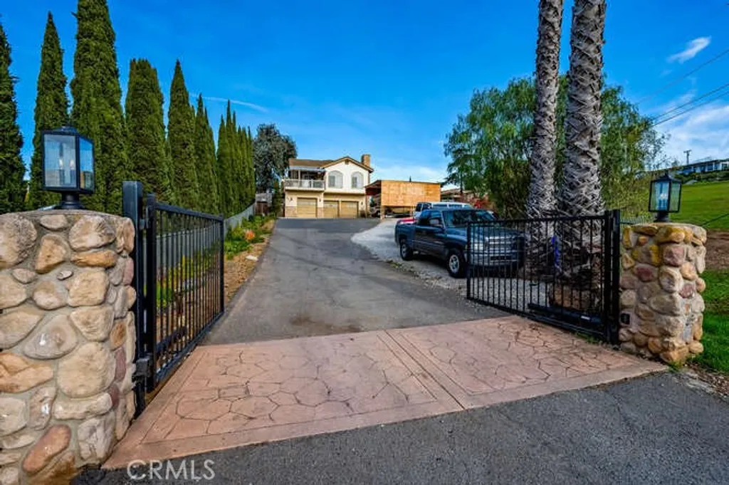 2913 Harris Dr, Vista, CA 92084