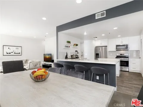 5350 White Oak Avenue Unit 314, Encino, CA MLS: OC25048141