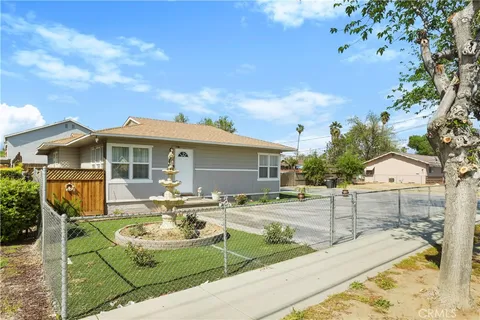 1210 E Whittier Avenue, Hemet, CA MLS: SW25096885