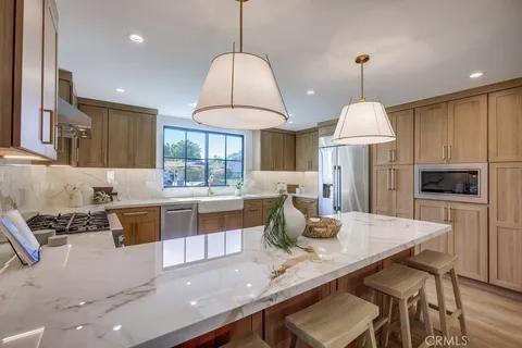 270 Albert Place, Costa Mesa, CA MLS: PW25080091