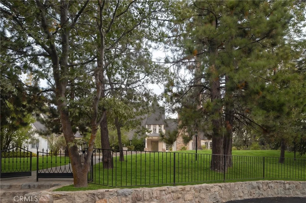1079 Sherwood Rd, Lake Arrowhead, CA 92352