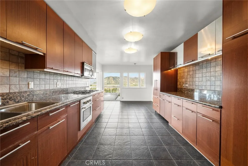 Additional image 83 of 7027 Macapa Dr, Los Angeles, CA 90068