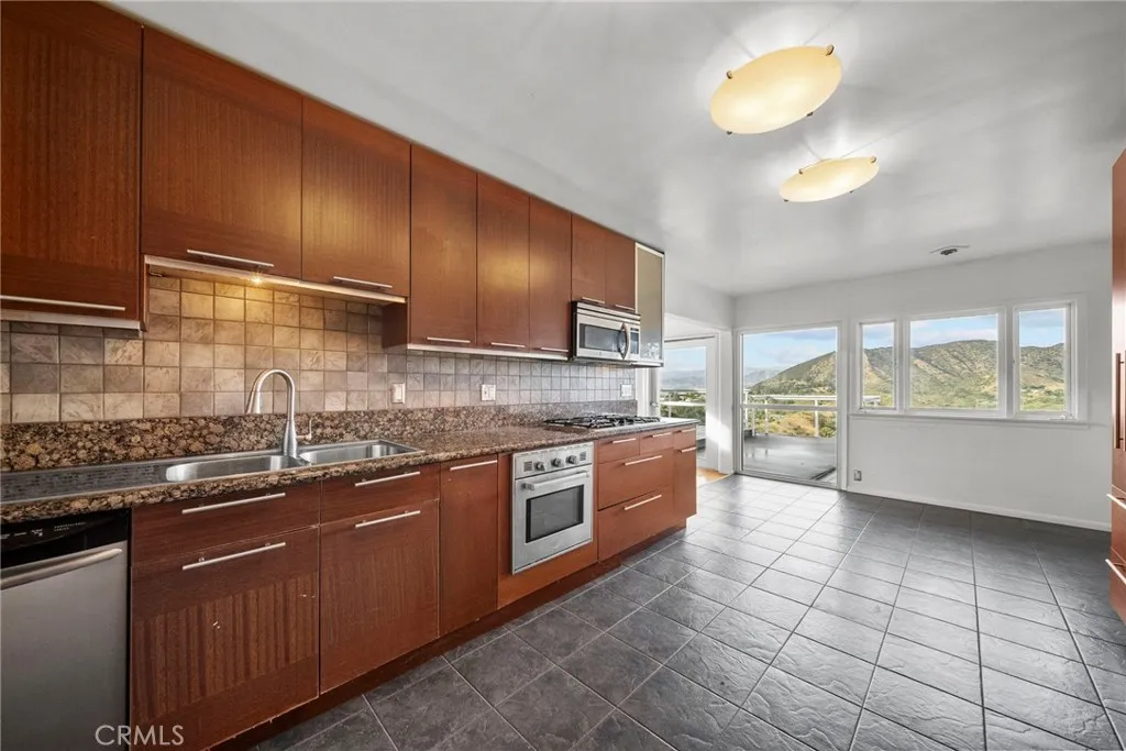 Additional image 84 of 7027 Macapa Dr, Los Angeles, CA 90068