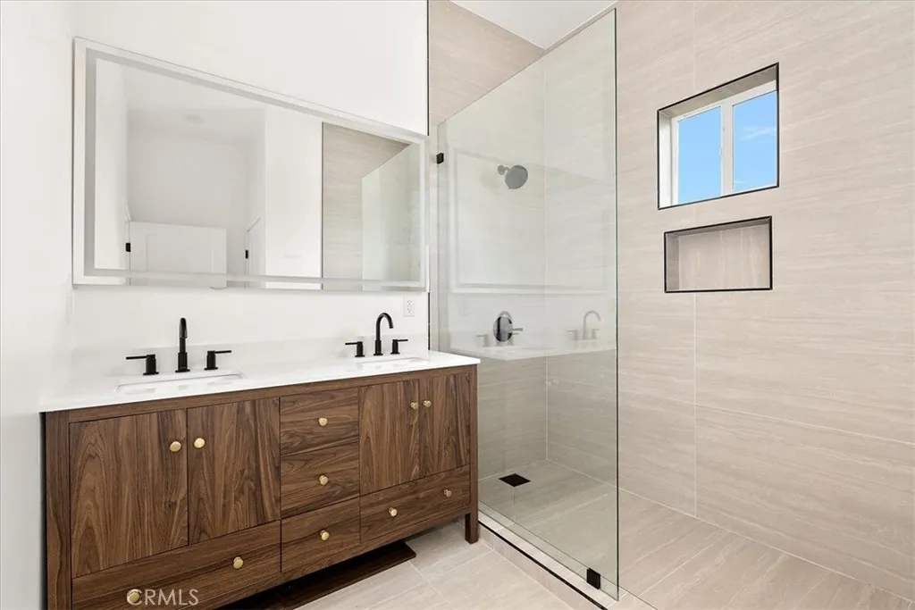 Additional image 78 of 642 E Fairview Boulevard Unit B, Inglewood, CA 90302