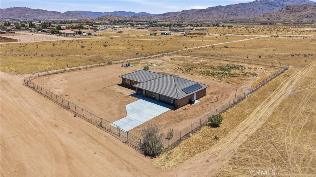 17430 Century Plant Rd, Apple Valley, CA 92307
