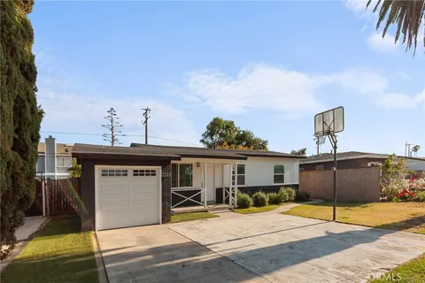 2322 W Borchard Avenue, Santa Ana, CA MLS: PW25103206