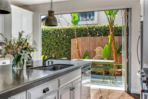 225 16th Place, Costa Mesa, CA 92627 - MLS#: NP25044619