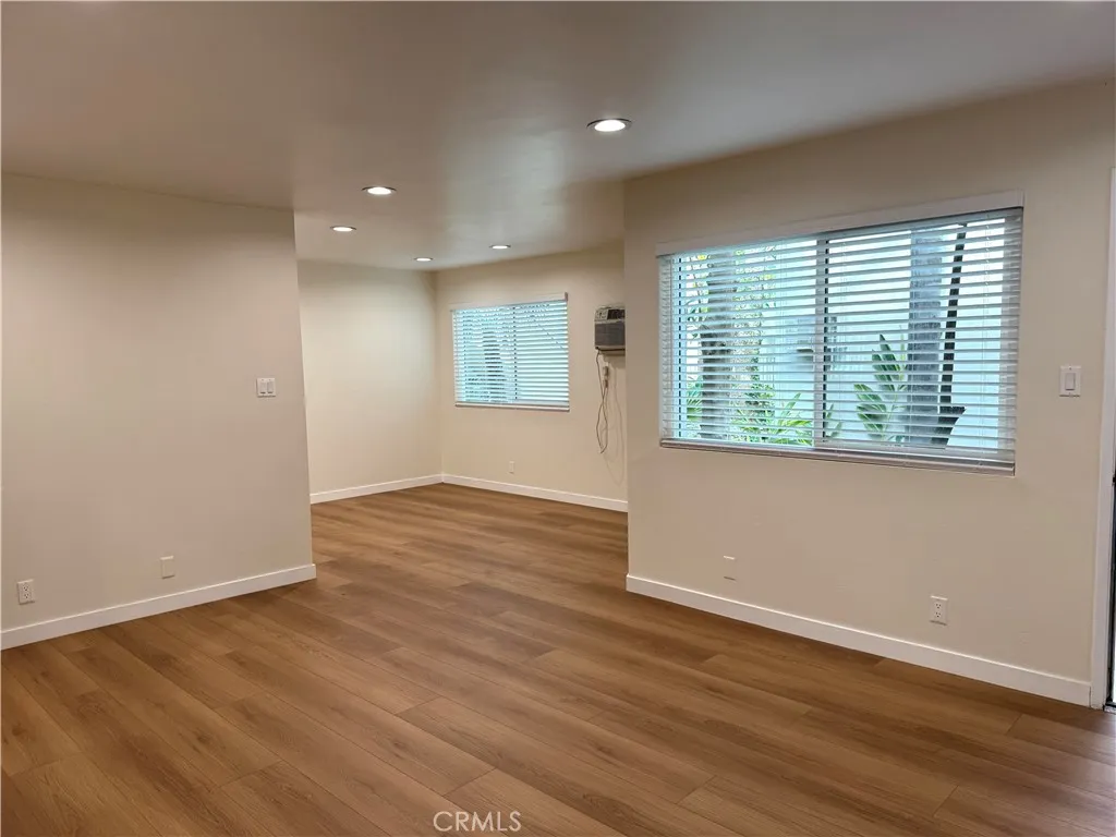 Additional image 18 of 18657 Collins Street Unit 4, Tarzana, CA 91356