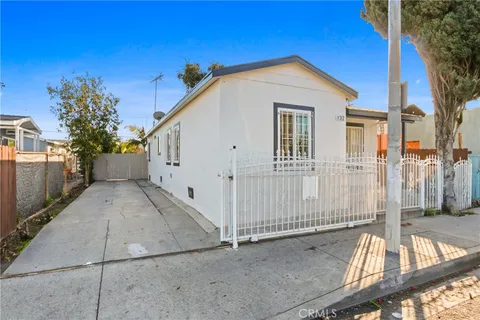 1132 Nadeau Street, Los Angeles, CA 90001 - MLS#: DW25037727