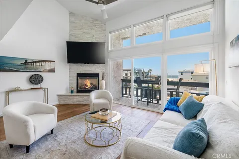 320 Hermosa Avenue Unit 202, Hermosa Beach, CA MLS: SB25103890