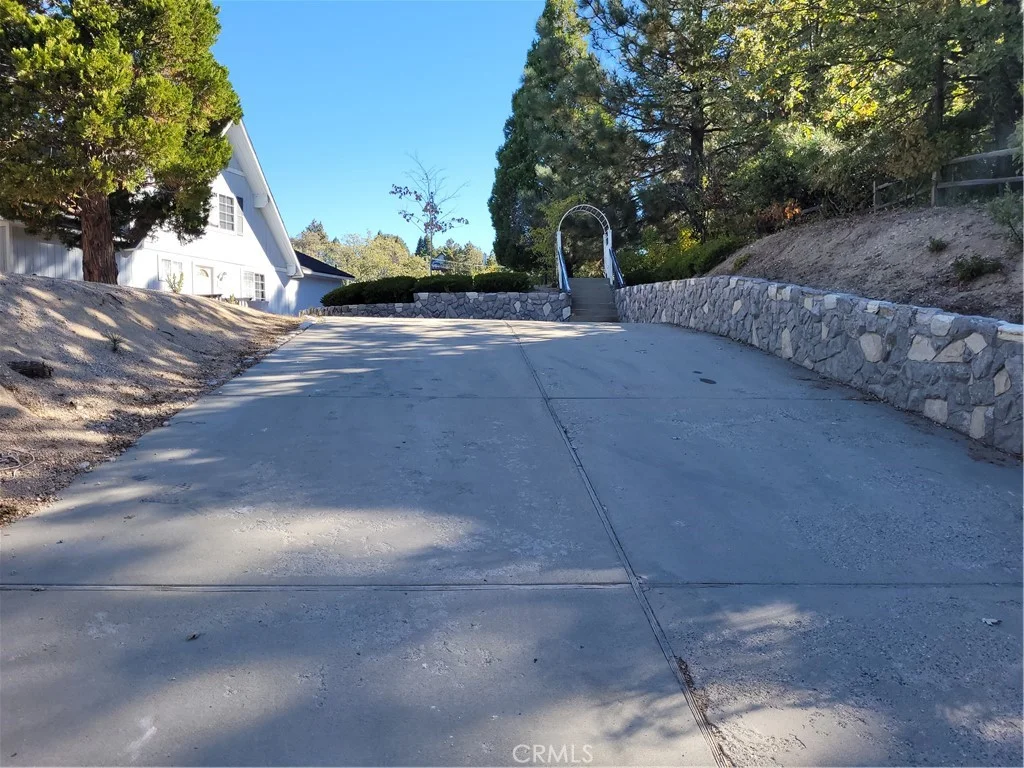 27068 Ironwood Ln, Lake Arrowhead, CA 92352