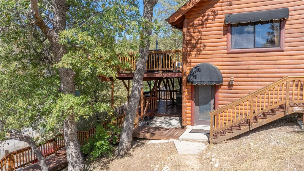 1127 Crags Lane, Fawnskin, CA 92333