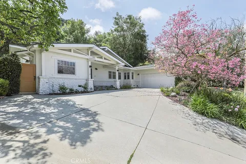 3325 Alana Drive, Sherman Oaks, CA MLS: SR25096408