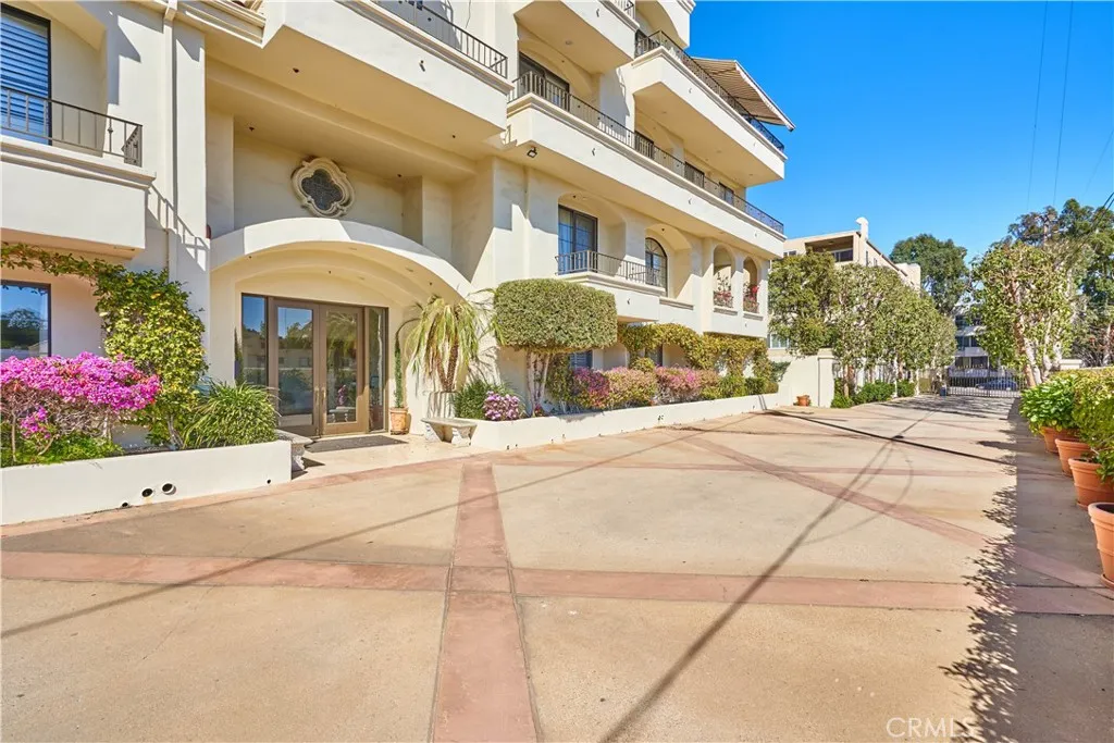 453 S Barrington Avenue Unit 301, Los Angeles, CA 90049