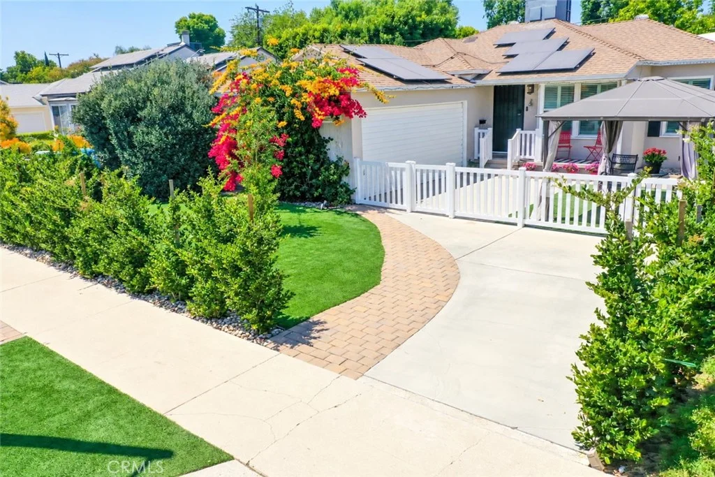 17415 Victory Blvd, Lake Balboa, CA 91406
