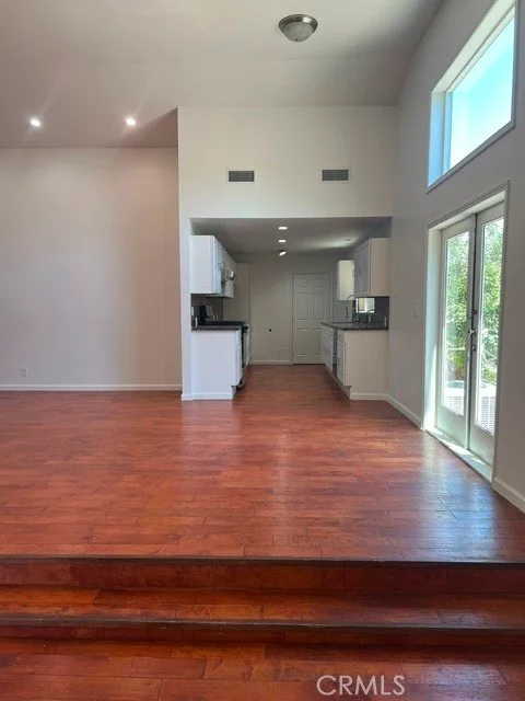 17226 Elkwood St, Lake Balboa, CA 91406