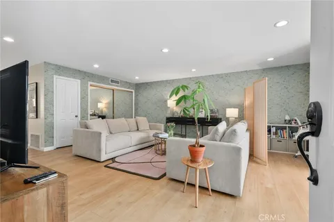 4500 Murietta Avenue Unit 2, Sherman Oaks, CA MLS: BB25081776