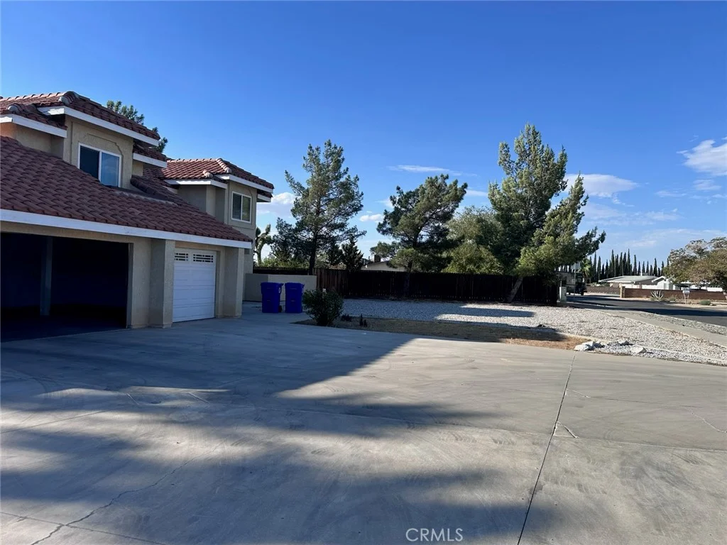 12490 Iroquois Rd, Apple Valley, CA 92308