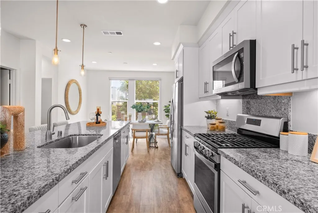 Additional image 4 of 645 W 17th St, Costa Mesa, CA 92627