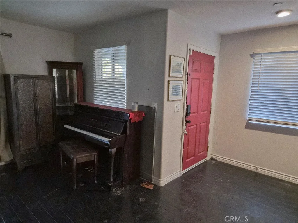 9427 Noble Ave, North Hills, CA 91343