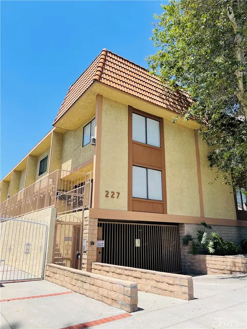 227 E Burbank Boulevard Unit E, Burbank, CA MLS: BB25110274