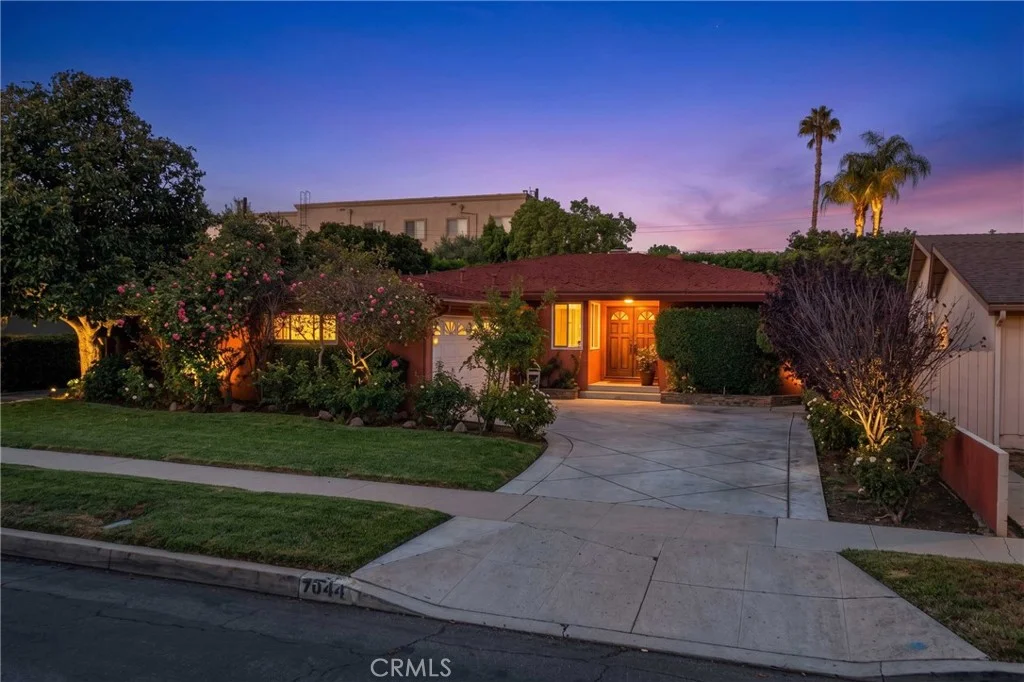 7044 Mammoth Avenue, Van Nuys, CA 91405