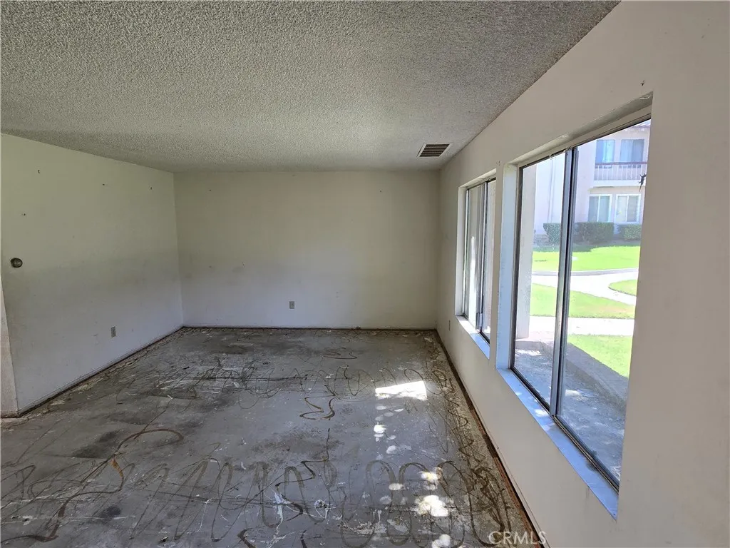 Additional image 7 of 700 W La Veta Ave Unit J6, Orange, CA 92868