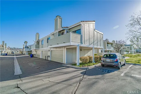 27063 Crossglade Avenue Unit 5, Canyon Country, CA MLS: SR25049820