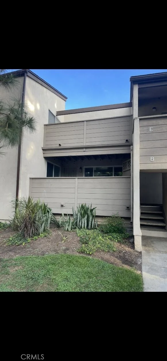 1270 Cabrillo Park Dr, Santa Ana, CA 92701