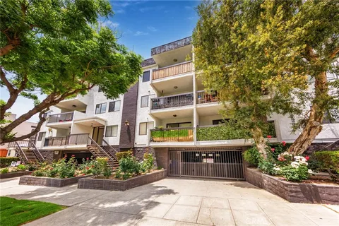 635 E Elmwood Avenue Unit 201, Burbank, CA 91501 - MLS#: SR25106895