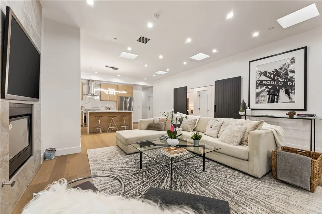 Additional image 63 of 1170 S Lucerne Blvd, Los Angeles, CA 90019