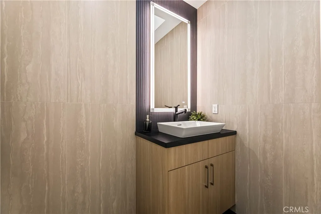 Additional image 81 of 1170 S Lucerne Blvd, Los Angeles, CA 90019