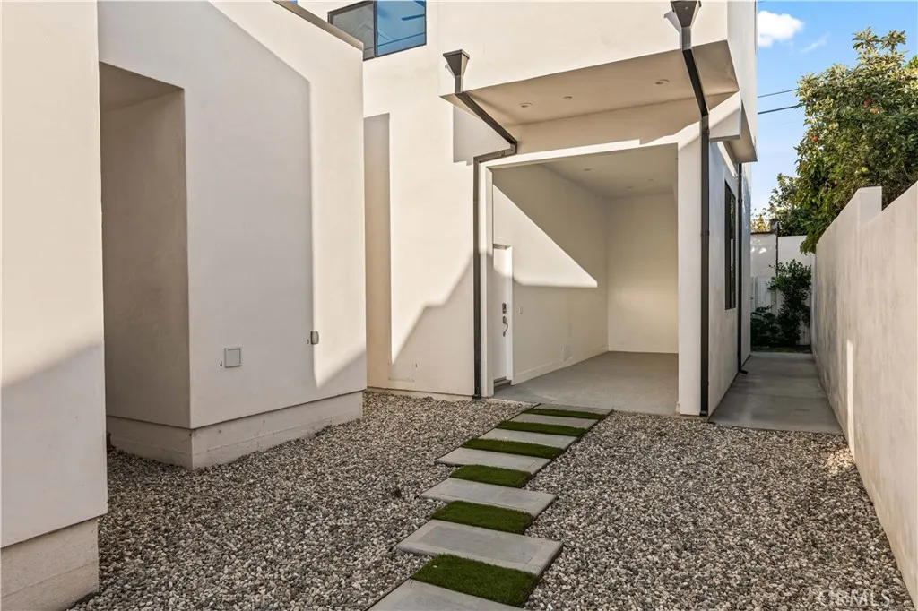 Additional image 97 of 1170 S Lucerne Blvd, Los Angeles, CA 90019