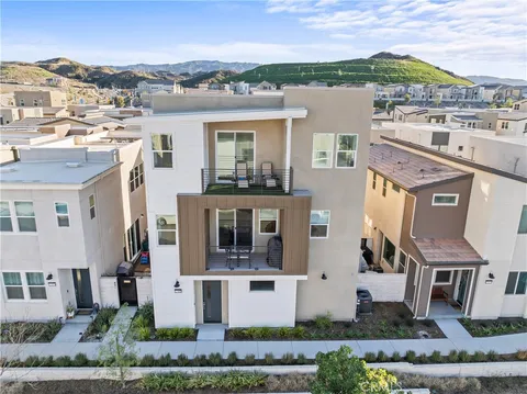 27468 Pioneer Court, Valencia, CA MLS: SR25043972