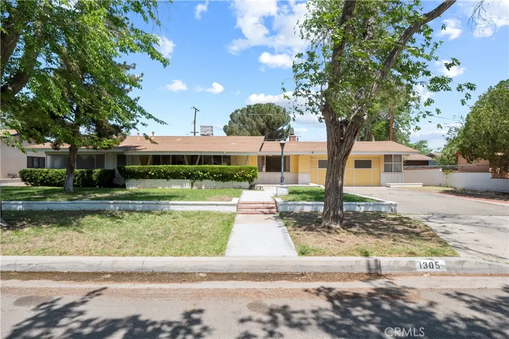 1305 E Ave J3