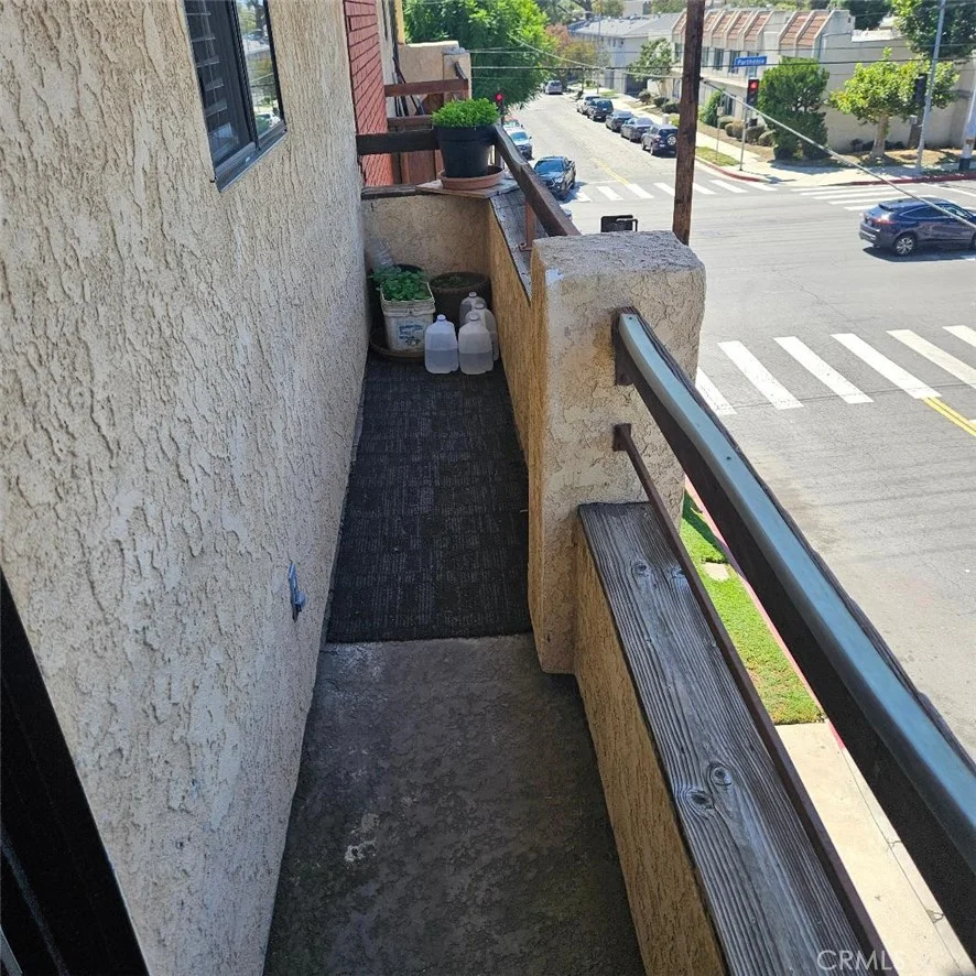 8710 Independence ave # 202, Canoga Park, CA 91304