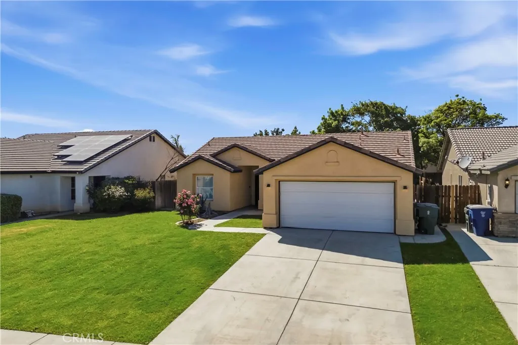 8201 Capitan Dr, Bakersfield, CA 93313