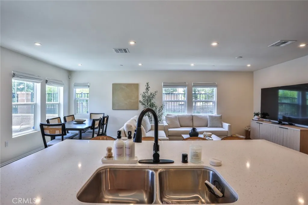 Additional image 12 of 6392 Sierra Vista Ln Unit 5, Fontana, CA 92336