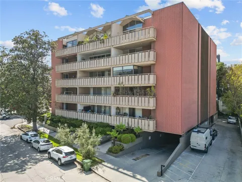 11044 Ophir Drive Unit 304, Los Angeles, CA MLS: SR25089946