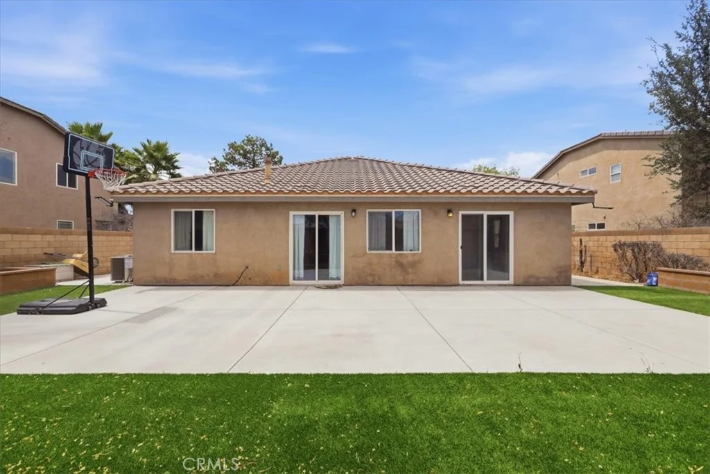 43646 Rialto Dr, Lancaster, CA 93535