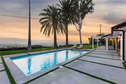 18319 Karen Drive, Tarzana, CA MLS: SR25059311