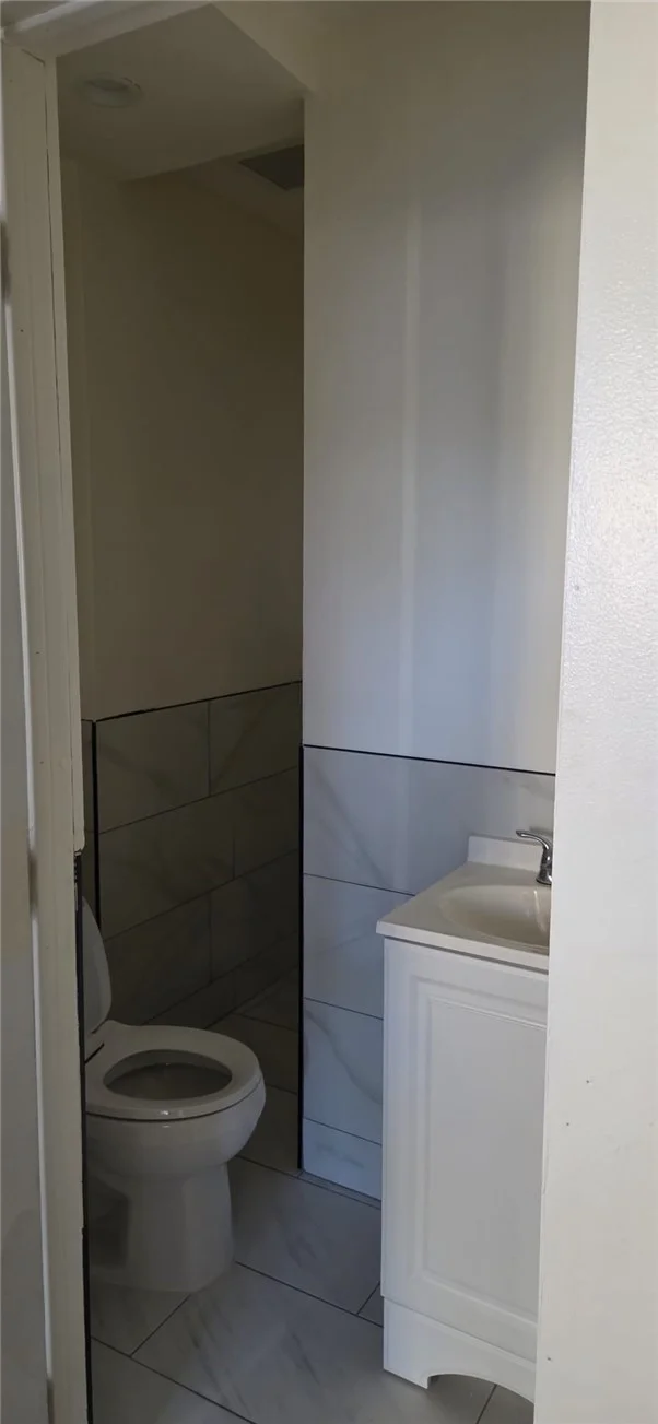 19204 Vanowen St, Reseda, CA 91335
