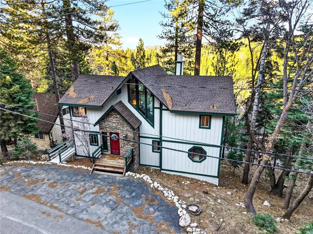 26633 Thunderbird Dr, Lake Arrowhead, CA 92352