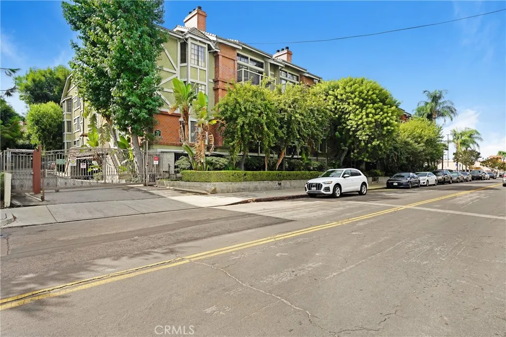 Additional image 2 of 18324 Clark St Unit 119, Tarzana, CA 91356