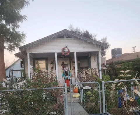 712 Wistaria Street, Bakersfield, CA MLS: NS24234314