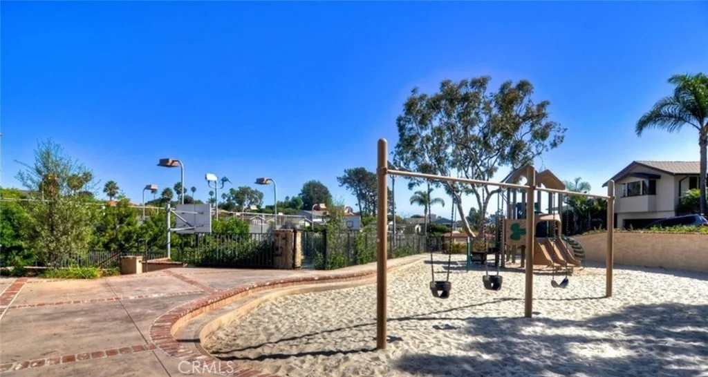 35 N N La Senda Dr, Laguna Beach, CA 92651