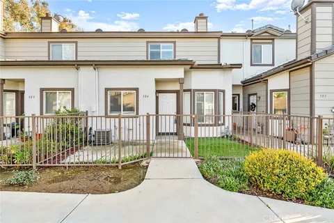 1555 Orange Avenue Unit 304, Redlands, CA MLS: IG25052870