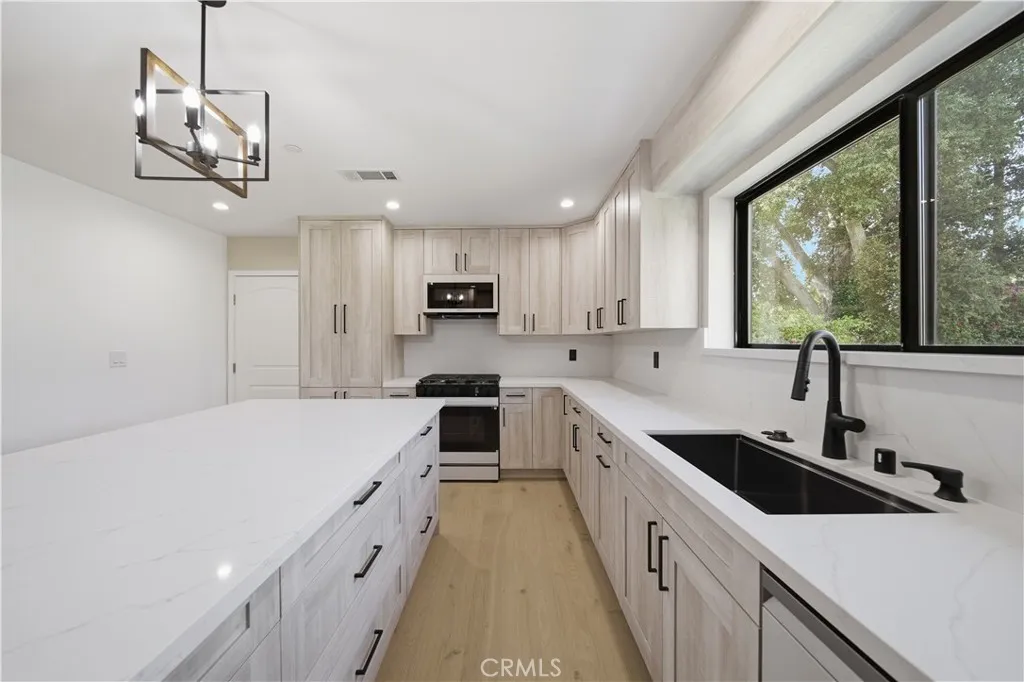 Additional image 11 of 8542 De Celis Pl, North Hills, CA 91343