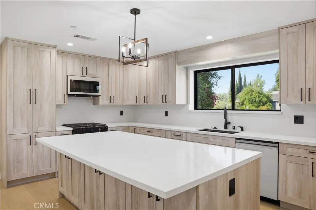 Additional image 10 of 8542 De Celis Pl, North Hills, CA 91343